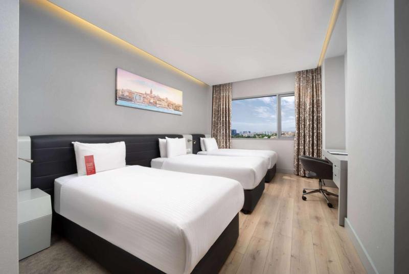 Standard Triple Room with City View image 1