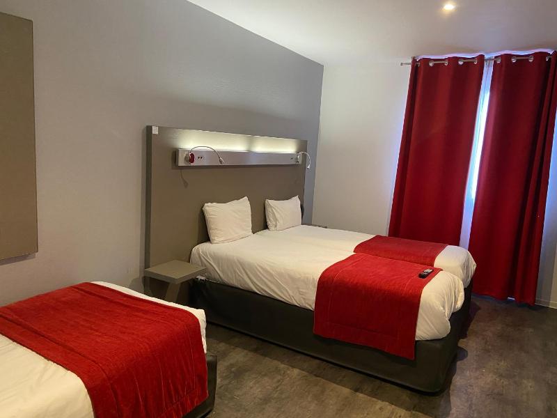 Standard Twin Room image 1