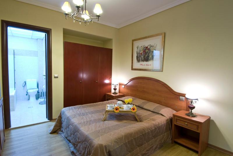 Standard King Room image 4