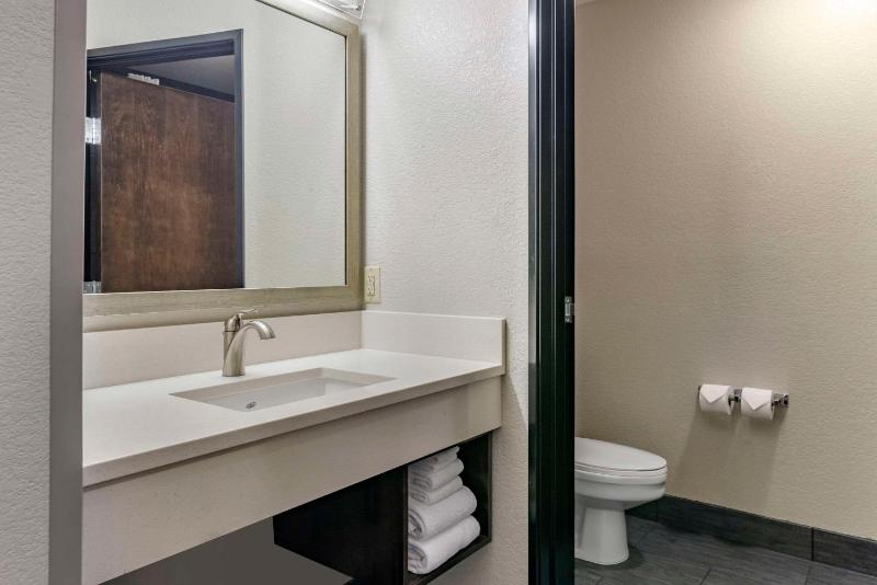 King Room with Two King Beds - Non-Smoking image 2