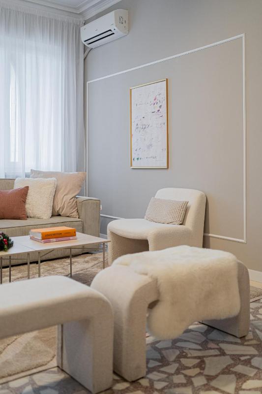 Loggia & Luxe 4BR Penthouse in Universitatii Area - image 14
