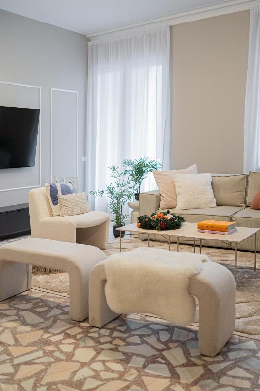 Loggia & Luxe 4BR Penthouse in Universitatii Area - image 10