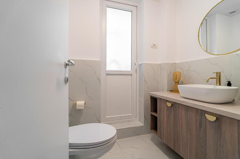 Loggia & Luxe 4BR Penthouse in Universitatii Area - image 11