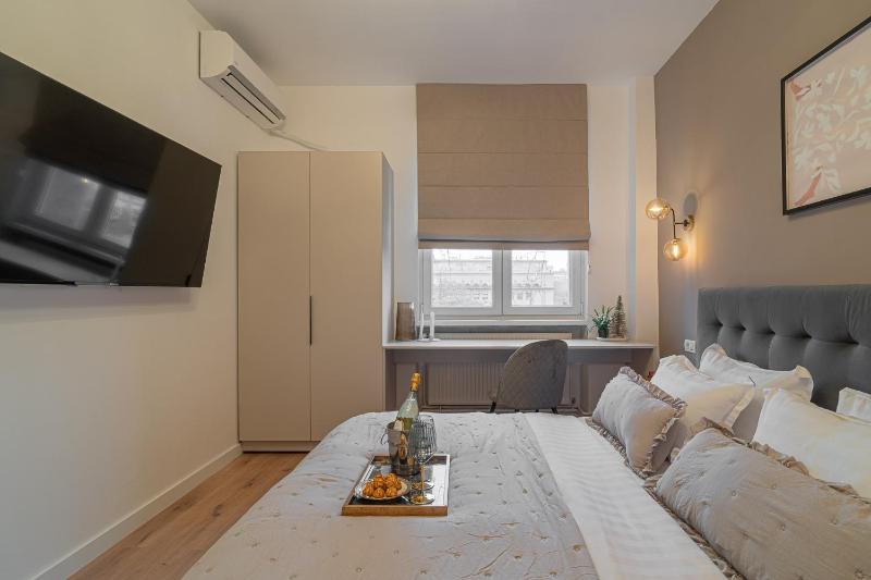 Loggia & Luxe 4BR Penthouse in Universitatii Area - image 13