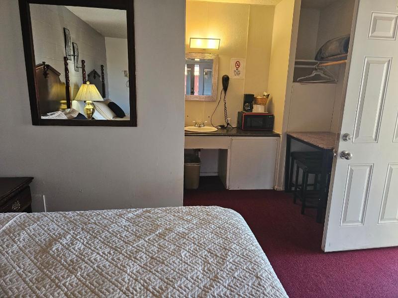 Queen Room with Two Queen Beds - Non-Smoking image 1