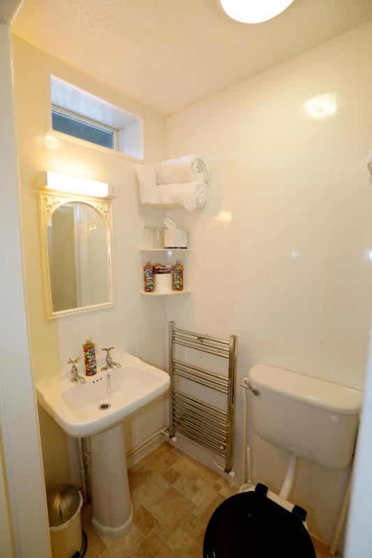 Standard Quadruple Room image 2