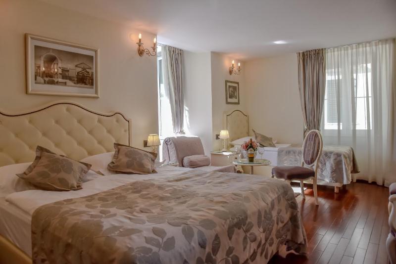 Superior Triple Room with Sea View image 1