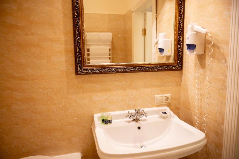 Standard Double Room image 3