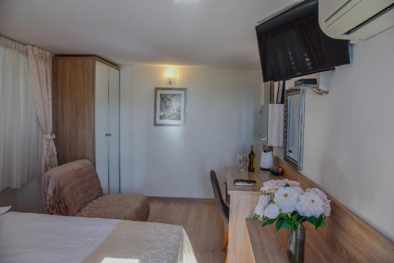 Double Room with Sea View image 3