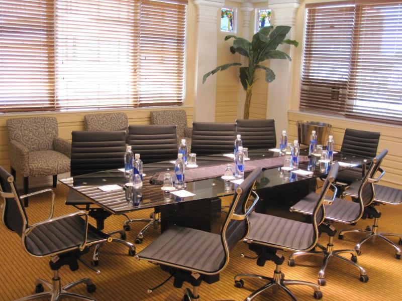 Executive Hotel Vintage Court - image 12