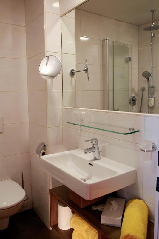 Double Room image 3