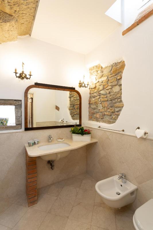 One-Bedroom Apartment - Via Pignolo 81 image 4