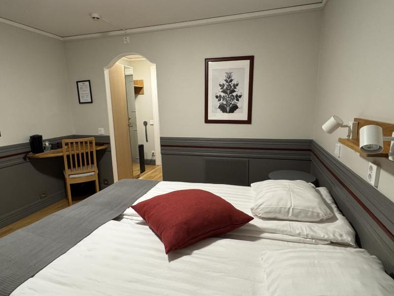 Double or Twin Room with Private Bathroom image 2