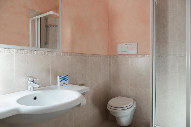 Standard Double Room image 3