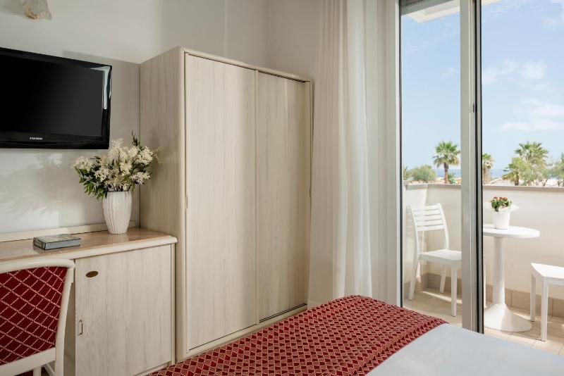 Double Room with Side Sea View image 1