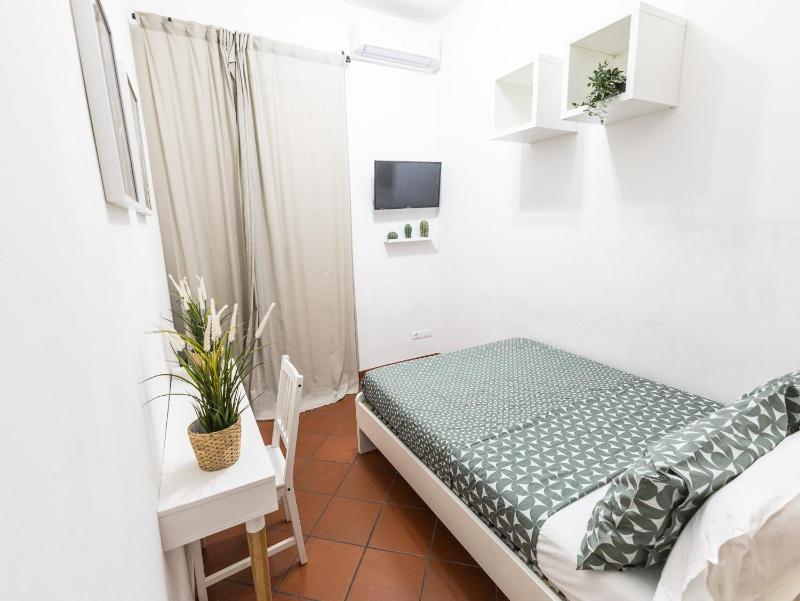 Quadruple Room with Balcony image 4