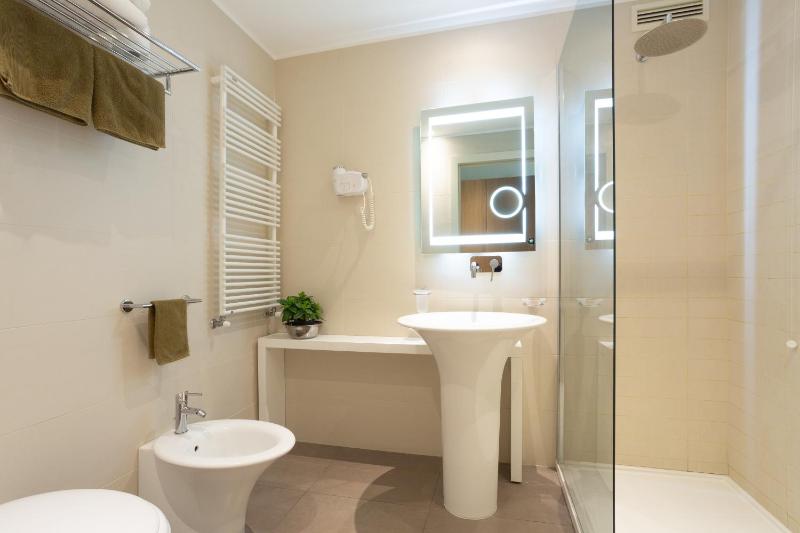One-Bedroom Suite image 4