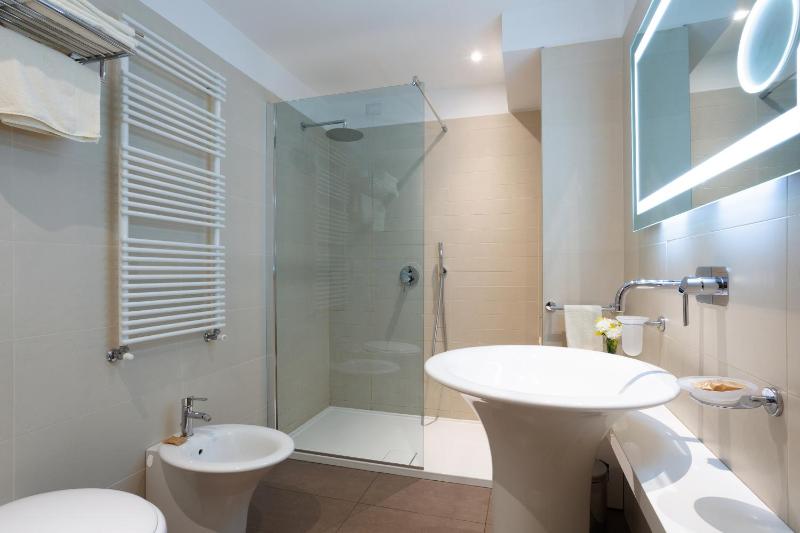 Large Suite - Split Level image 4