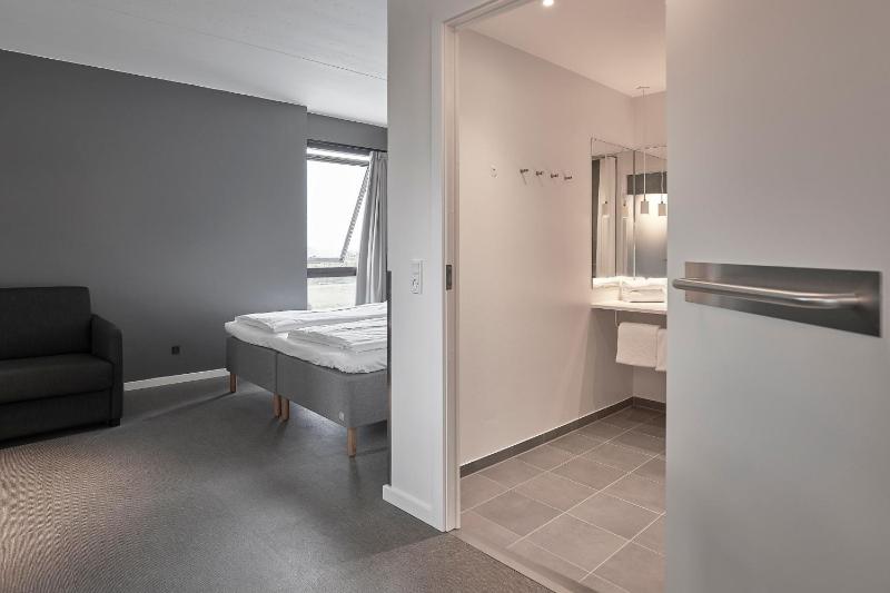 Standard Family King Room image 4