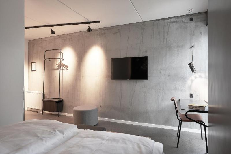 Standard Double Room with One King Bed image 4