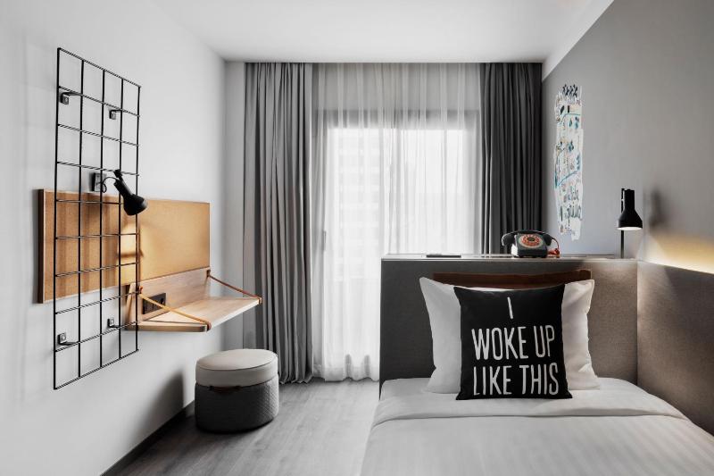 Moxy Twin Room with Balcony and City View image 4