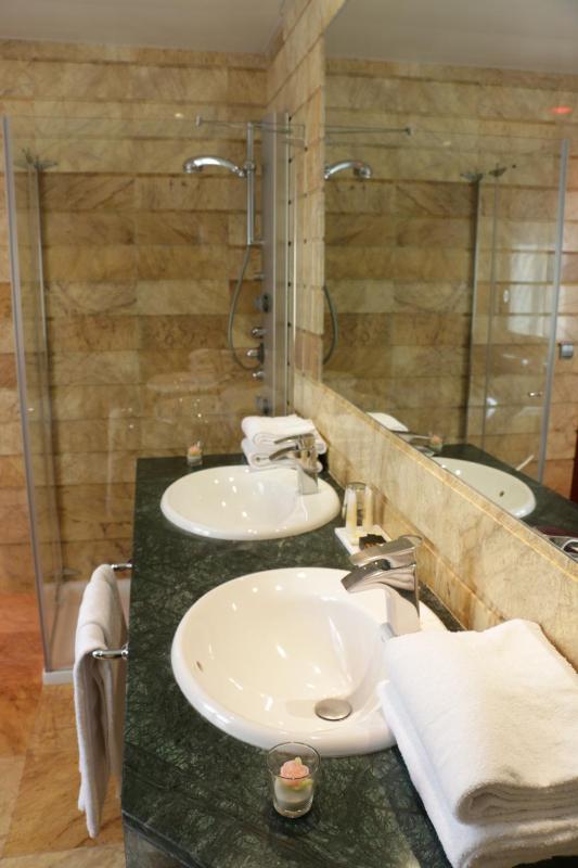 Deluxe Double Room image 2