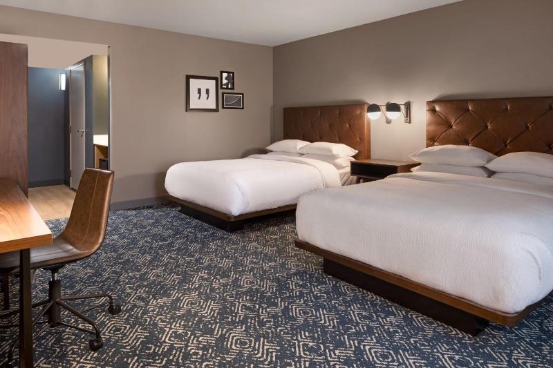 Traditional, Guest room, 2 Queen image 3