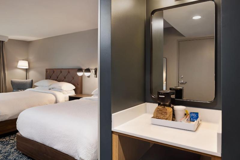Traditional, Guest room, 2 Queen image 3