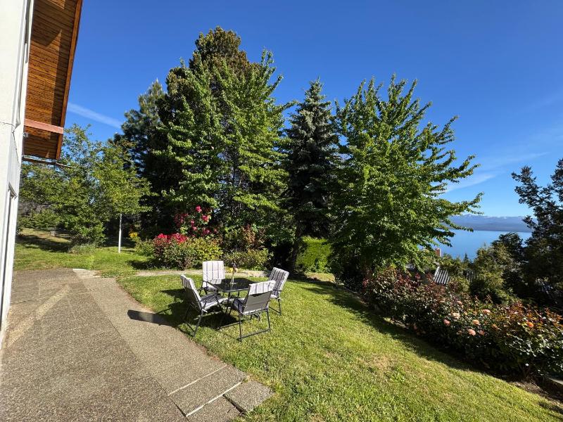 Casa con parque y vista al lago - image 1