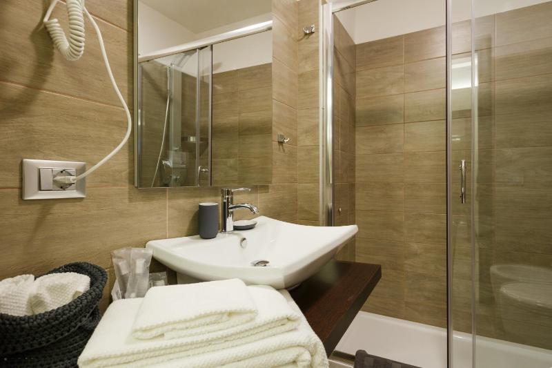 Standard Double or Twin Room - Basement image 3