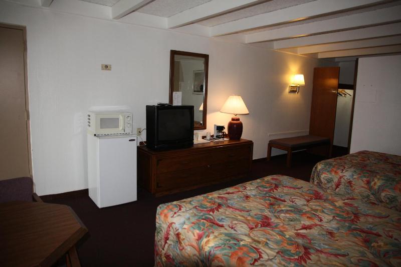 Standard Double Room with Two Double Beds image 1