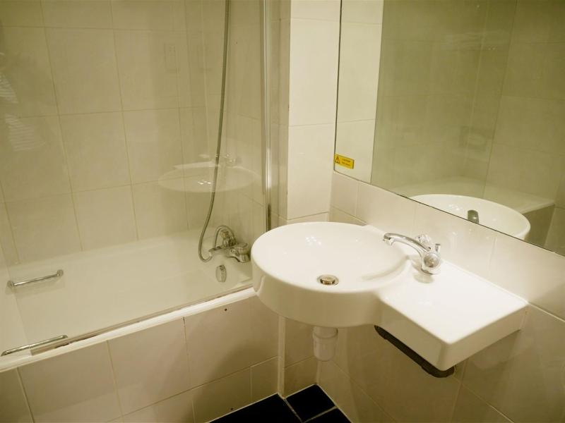 Standard Quadruple Room image 4