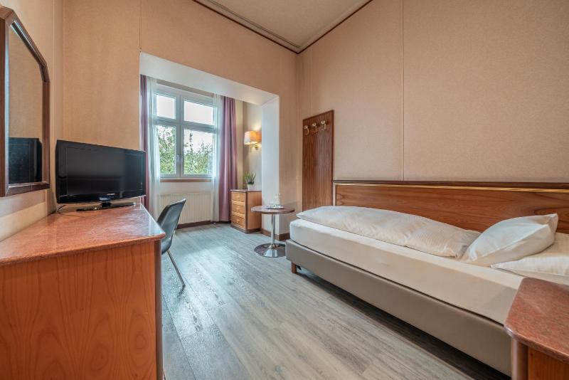 Standard Single Room image 3