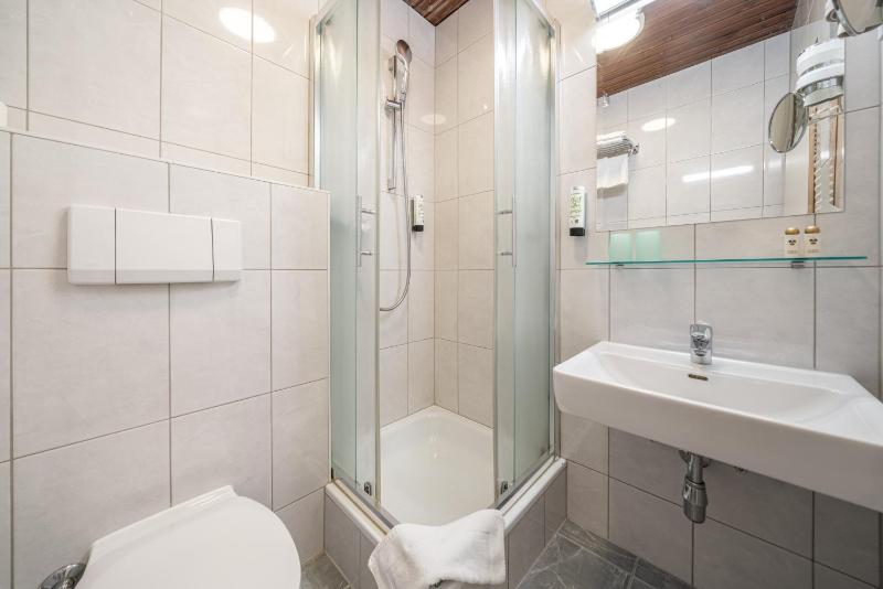 Standard Twin Room image 4