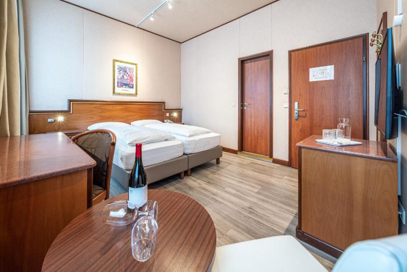 Standard Twin Room image 3