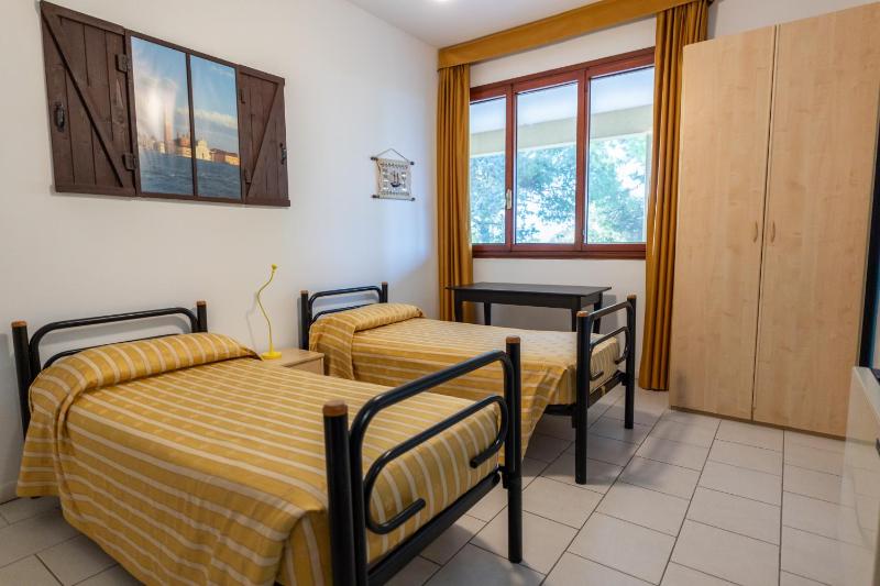Economy Twin Room image 1