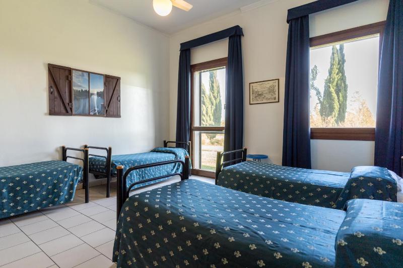 Economy Quadruple Room image 3