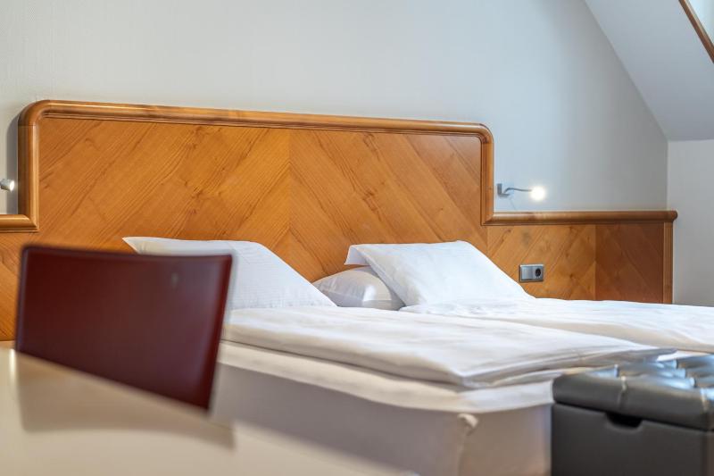 Superior Twin Room with AC image 3