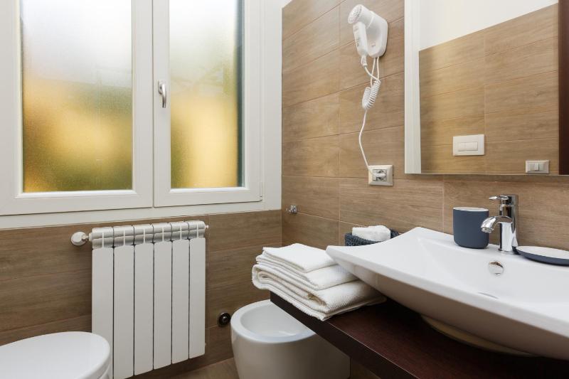 Deluxe Double or Twin Room with Balcony image 3