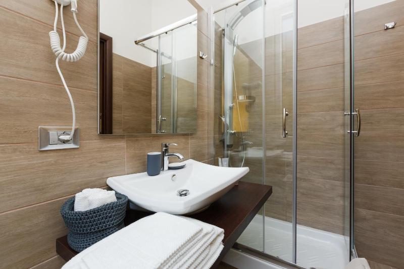 Deluxe Double or Twin Room with Balcony image 2