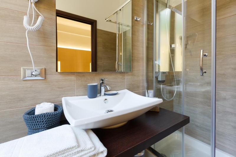 Deluxe Double or Twin Room with Balcony image 4