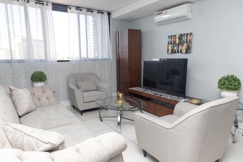 Stylish and Modern Oasis - image 11