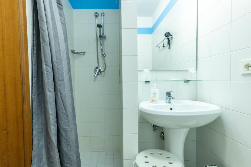 Economy Twin Room image 3