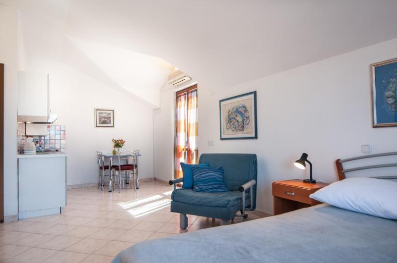 Studio with Sea View image 3