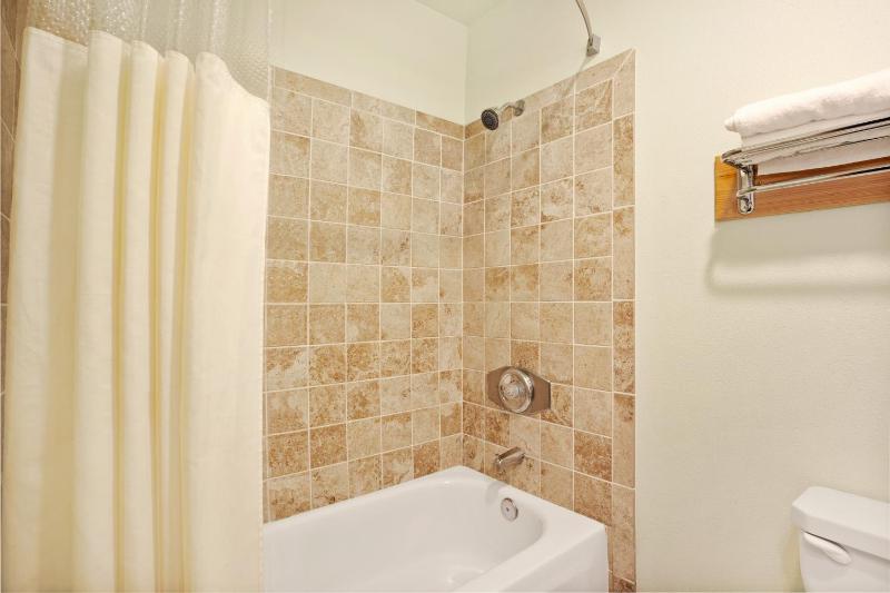 Queen Room - Non-Smoking image 3