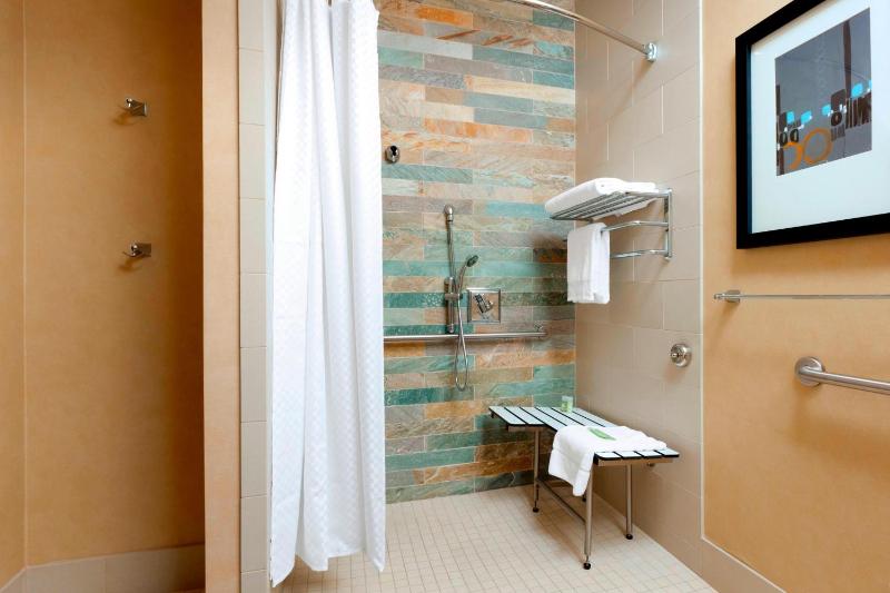 Larger Guest room, 1 King image 3