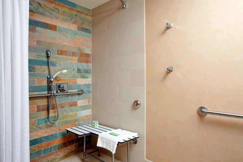 Larger Guest room, 1 King image 2