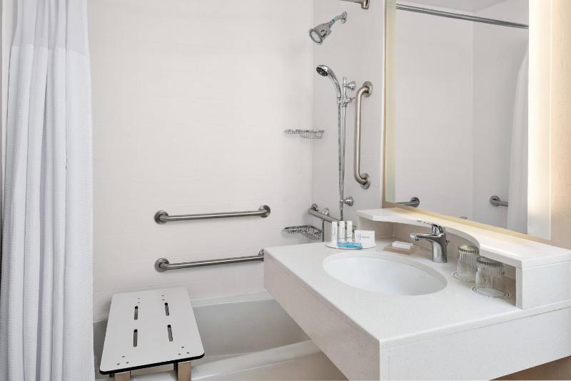 Suite with Two Double Beds and Trundle Bed - Hearing Accessible image 4