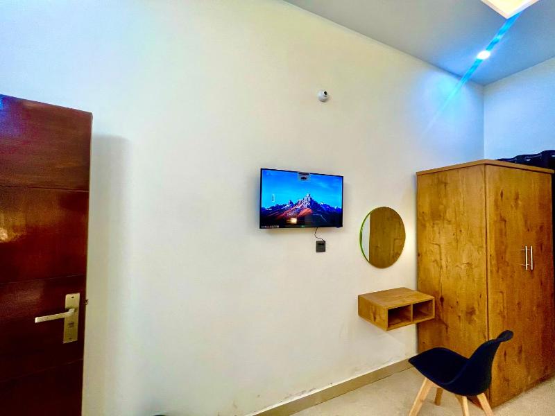 BNB-Royal Inn Chalet Family Appartment Karsaz-Gulshan-Airport - image 7
