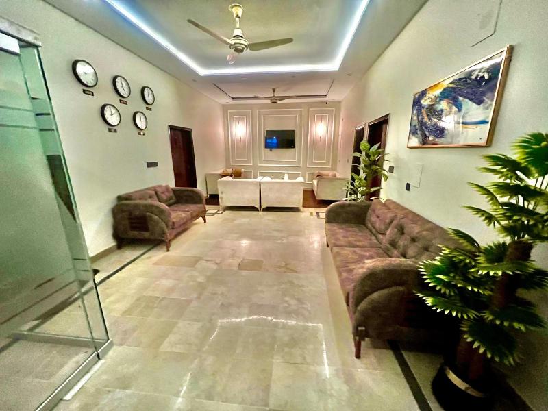 BNB-Royal Inn Chalet Family Appartment Karsaz-Gulshan-Airport - image 12